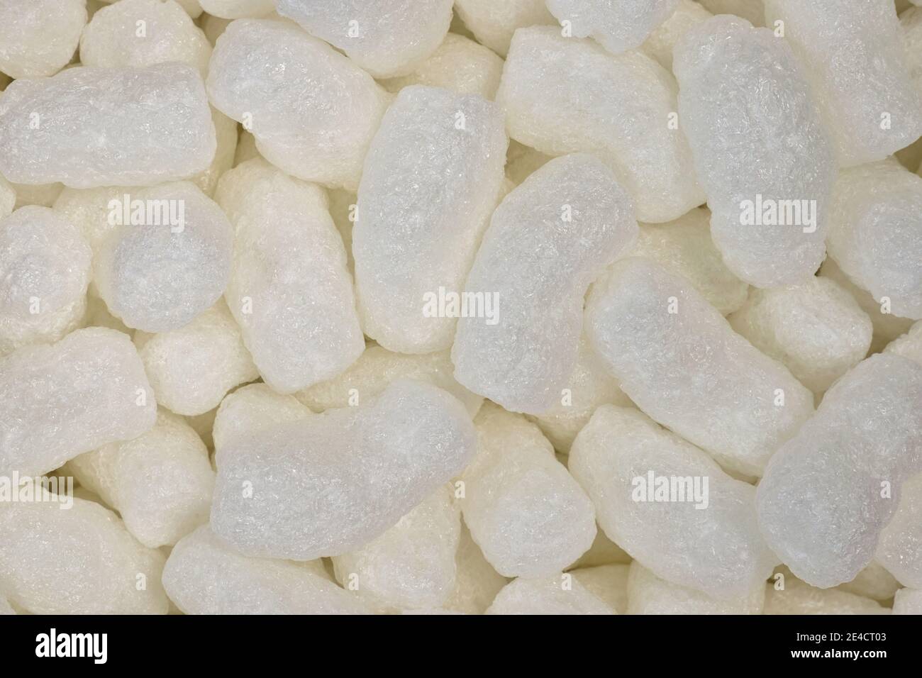 Weiße Verpackung Erdnüsse Styropor Popcorn Verpackungsmaterial Closeup flach legen. Stockfoto