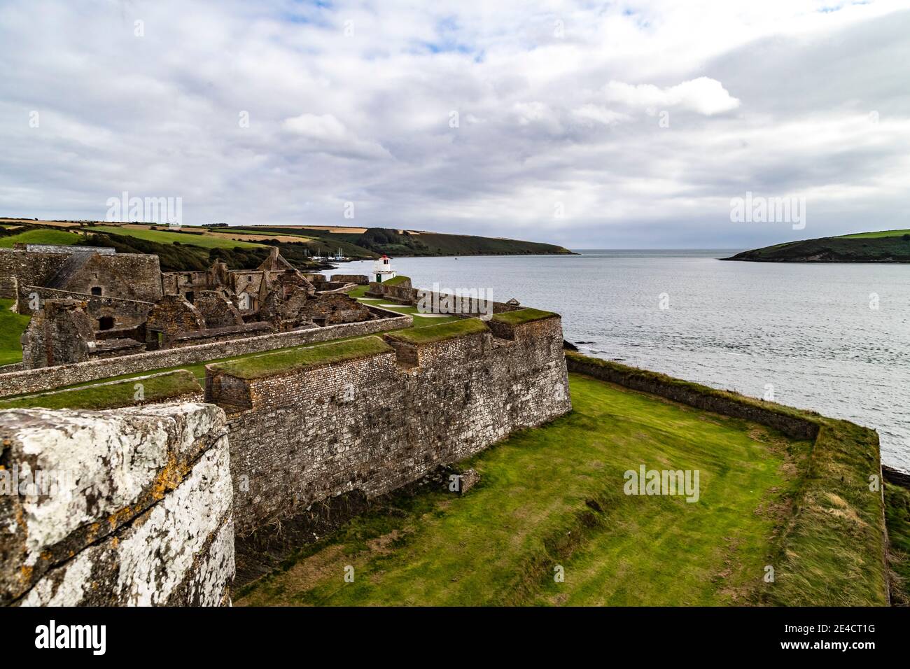 Charles Fort, Kinsale, Irland, Ruinen von Star Fort, Barriere Wände, Gehäuse, Munition Bereich; Leuchtturm; Hafen Eingang Stockfoto