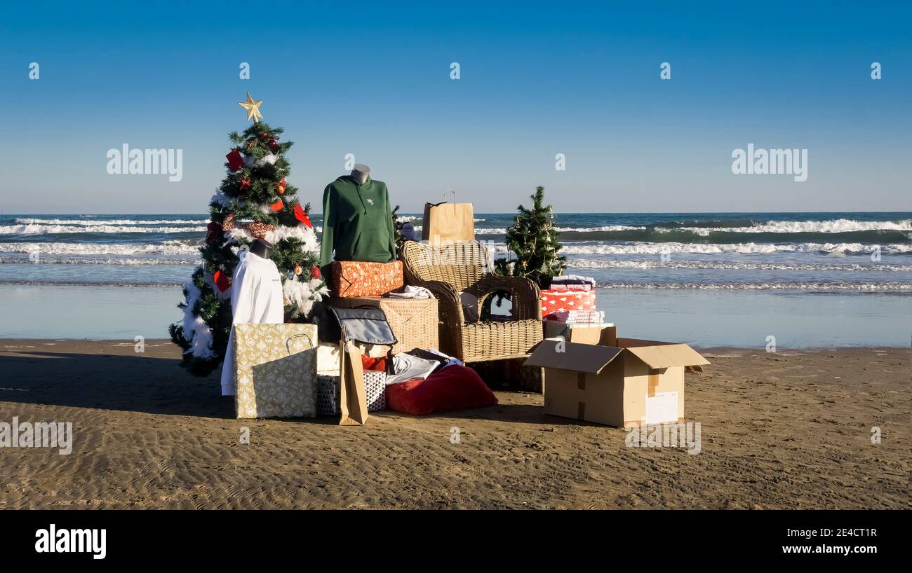 Weihnachtsgeschenke am Strand von Gruissan Stockfoto