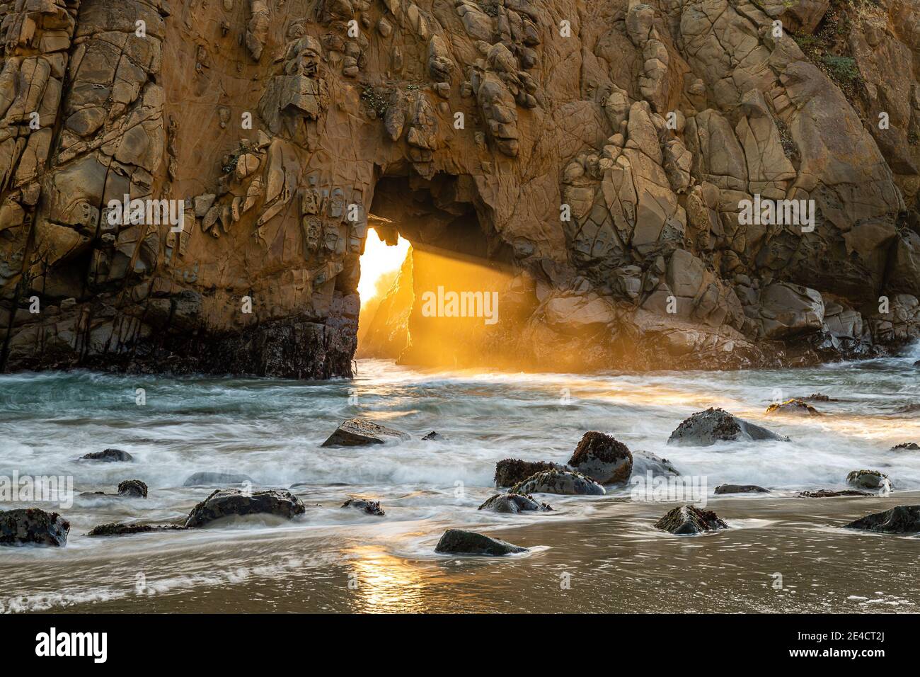 Winterlicht strahlt durch Keyhole Arch Stockfoto