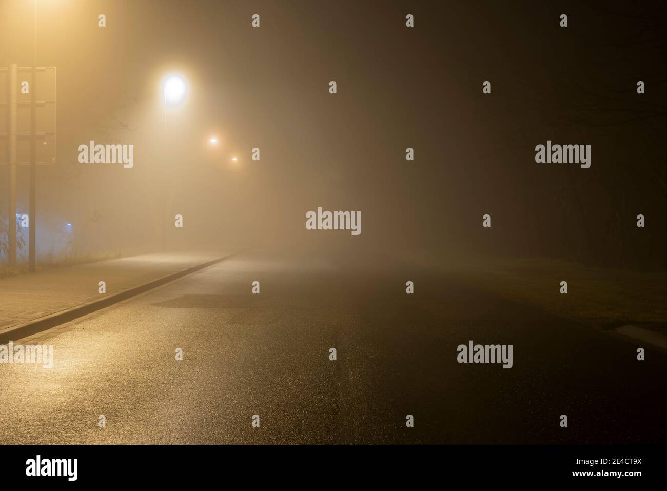 Nebel in den Straßen der Stadt Luckenwalde ,at Nacht ohne Menschen Stockfoto