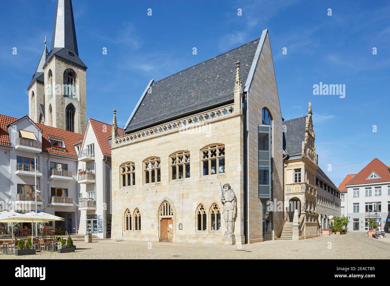 Deutschland, Sachsen-Anhalt, Halberstadt, Holzmarkt mit der historischen Westfassade des Rathauses und Halberstädter Roland Stockfoto