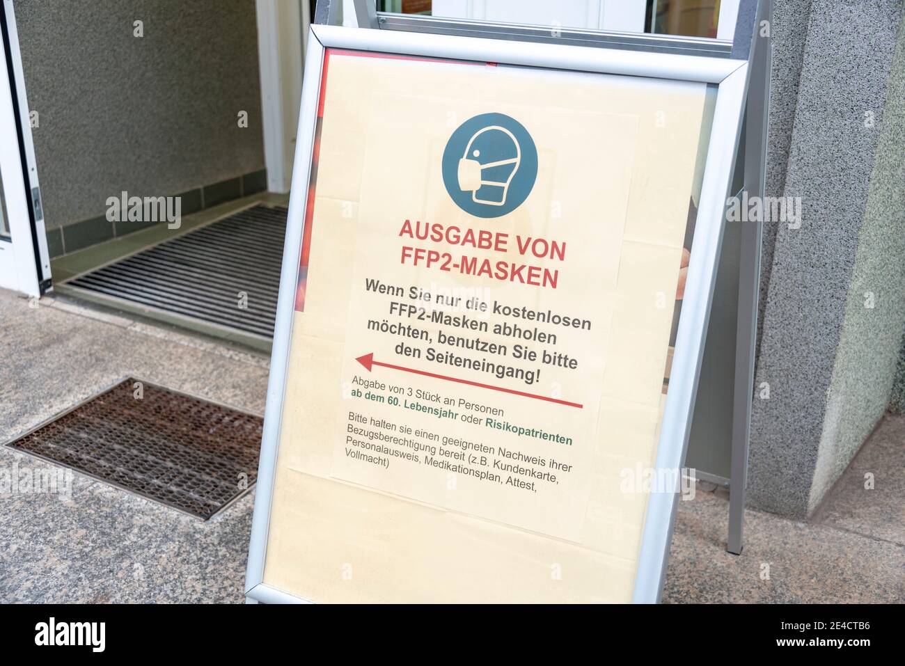 Hinweisschild zur Ausgabe der FFP2-Masken Stockfoto