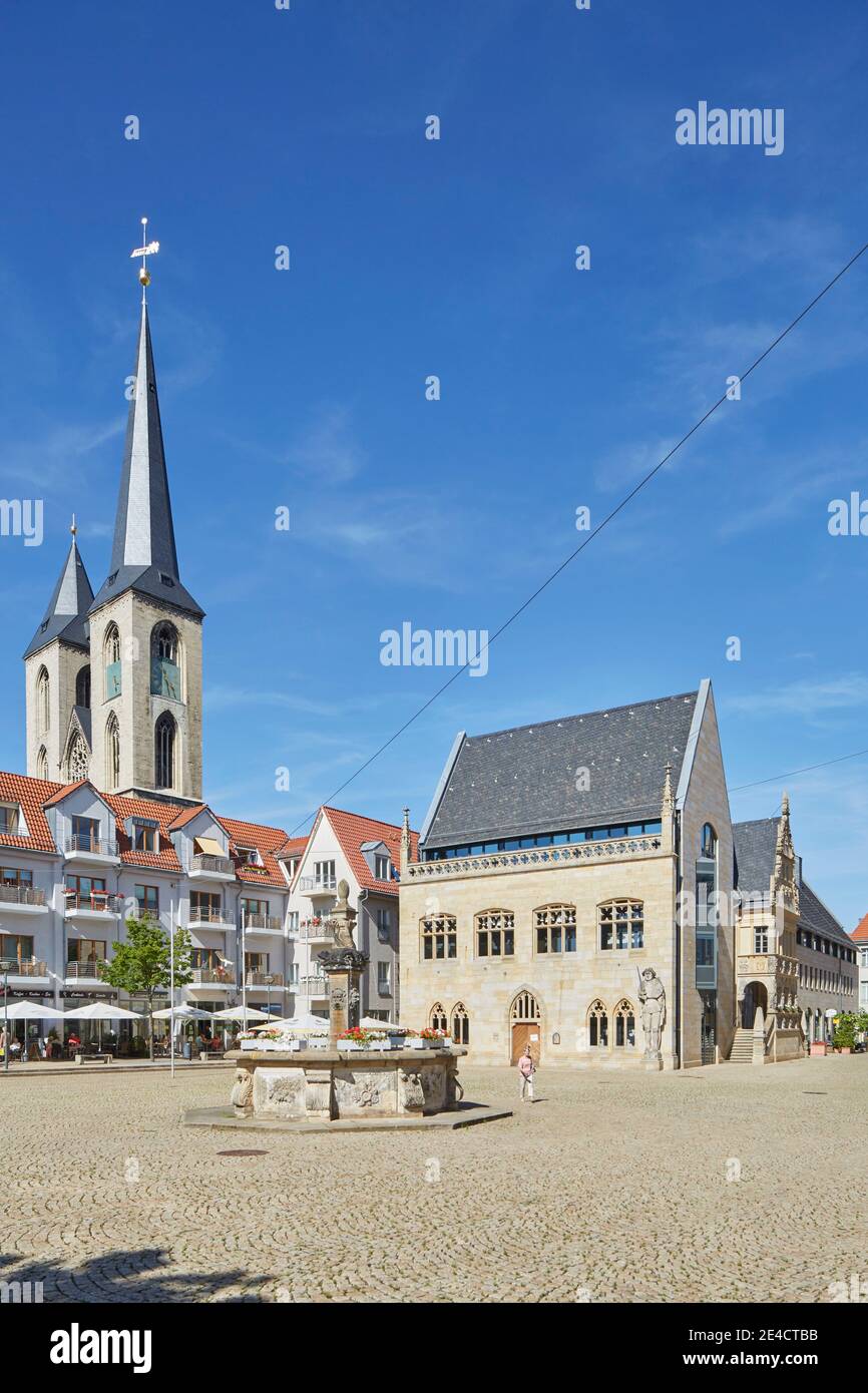 Deutschland, Sachsen-Anhalt, Halberstadt, Holzmarkt mit der historischen Westfassade des Rathauses und Halberstädter Roland Stockfoto
