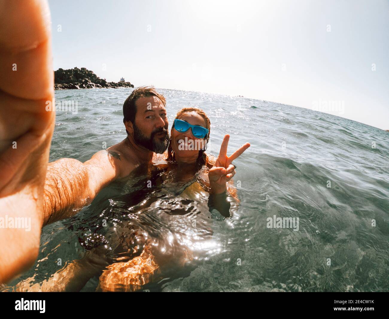 Fröhliche Erwachsene Paar machen Selfie-Foto Schwimmen am Meer Und genießen Sie Sommerurlaub zusammen Stockfoto Fröhliche Erwachsene Paar machen Selfie-Foto Schwimmen am Meer Und genießen Sie Sommerurlaub zusammen Stockfoto