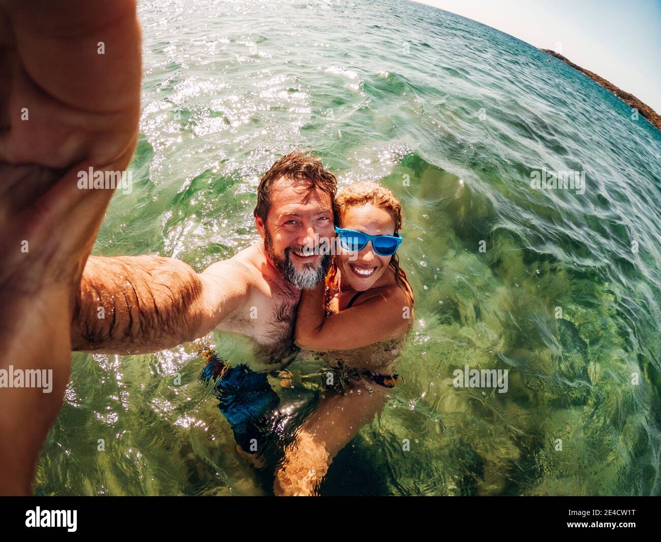 Fröhliche Erwachsene Paar machen Selfie-Foto Schwimmen am Meer Und genießen Sie Sommerurlaub zusammen Stockfoto Fröhliche Erwachsene Paar machen Selfie-Foto Schwimmen am Meer Und genießen Sie Sommerurlaub zusammen Stockfoto