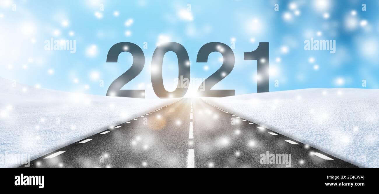 Straße im Winter Richtung 2021 Stockfoto