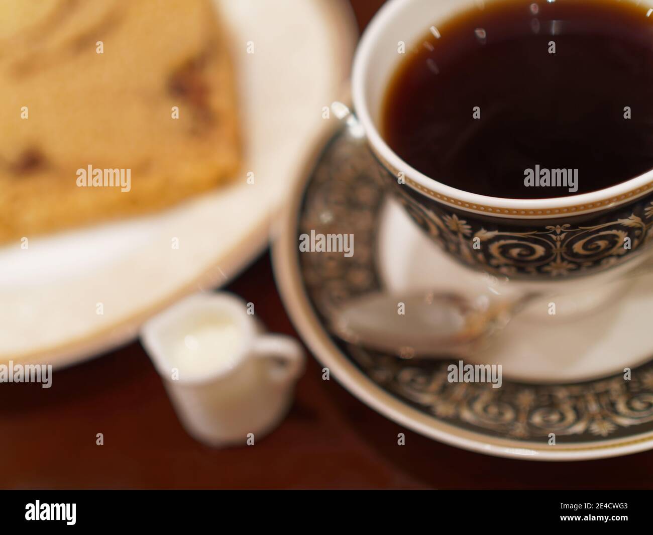 Kaffee und Kuchen in einem japanischen Café. Stockfoto