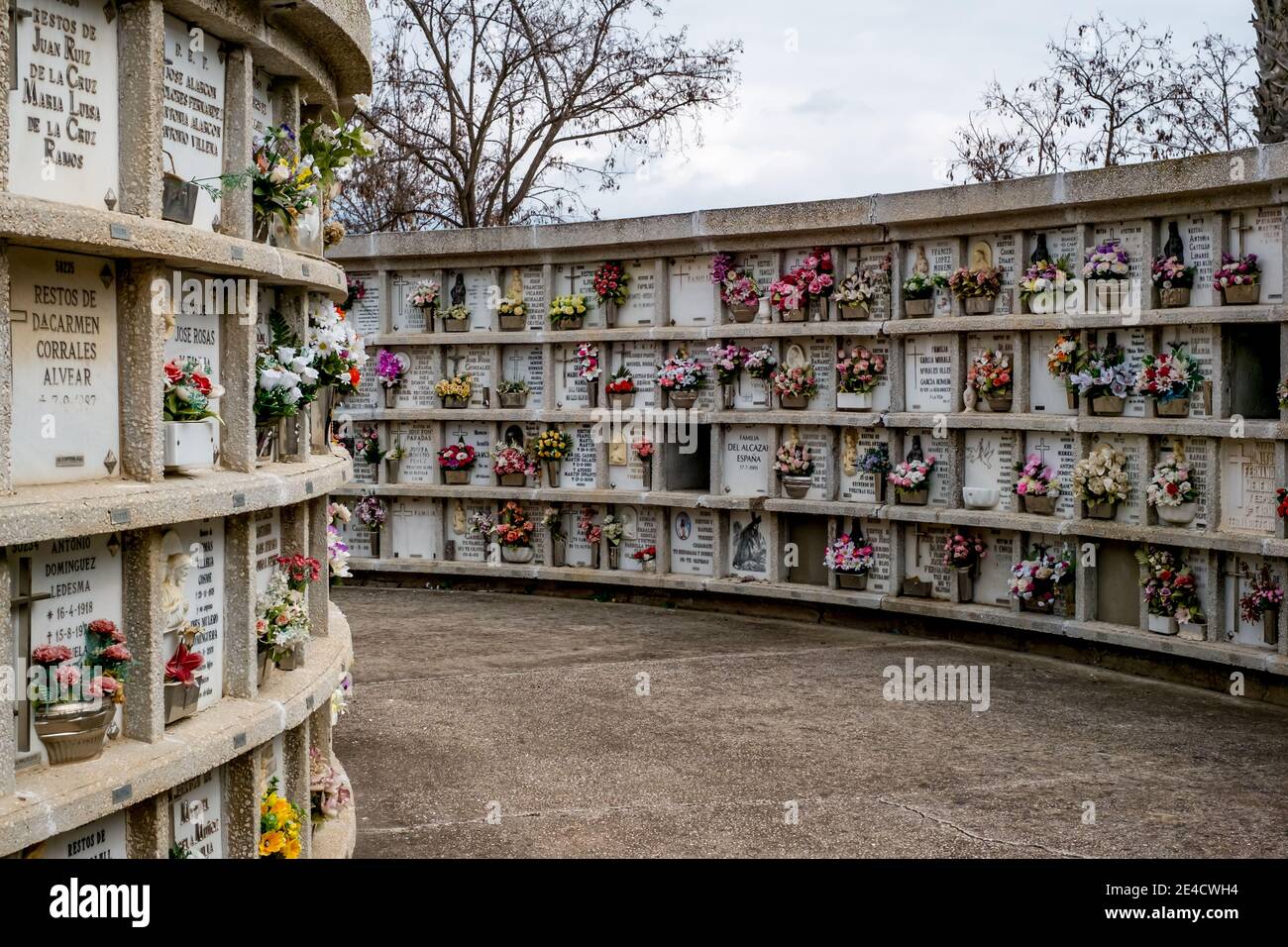 Malaga, Spanien - 24. Februar 2018 Blick auf den berühmten Parkfriedhof von Malaga mit Gräbern und Krypten, geschmückt mit Blumensträußen Stockfoto