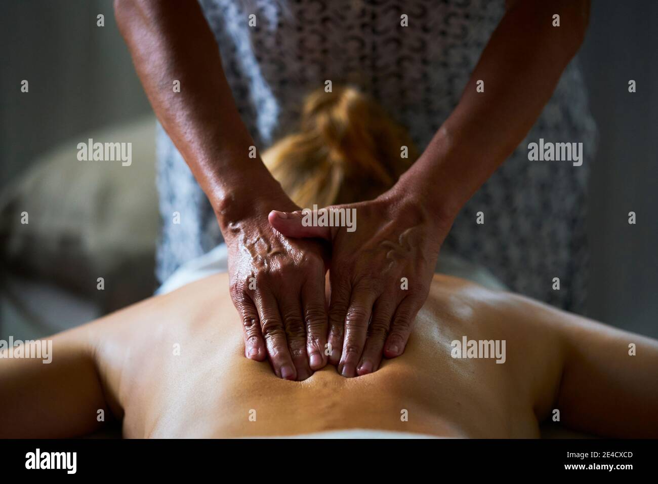 Eine Frau, die eine Ölmassage hat Stockfoto