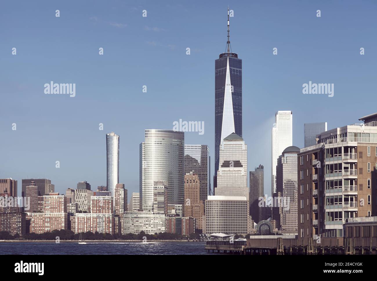 Skyline von Manhattan von Jersey City aus gesehen, farbiges Bild, USA. Stockfoto