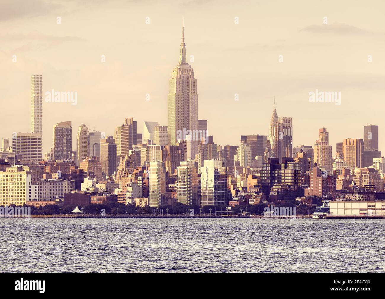 Skyline von New York City bei goldenem Sonnenuntergang, farbiges Bild, USA. Stockfoto