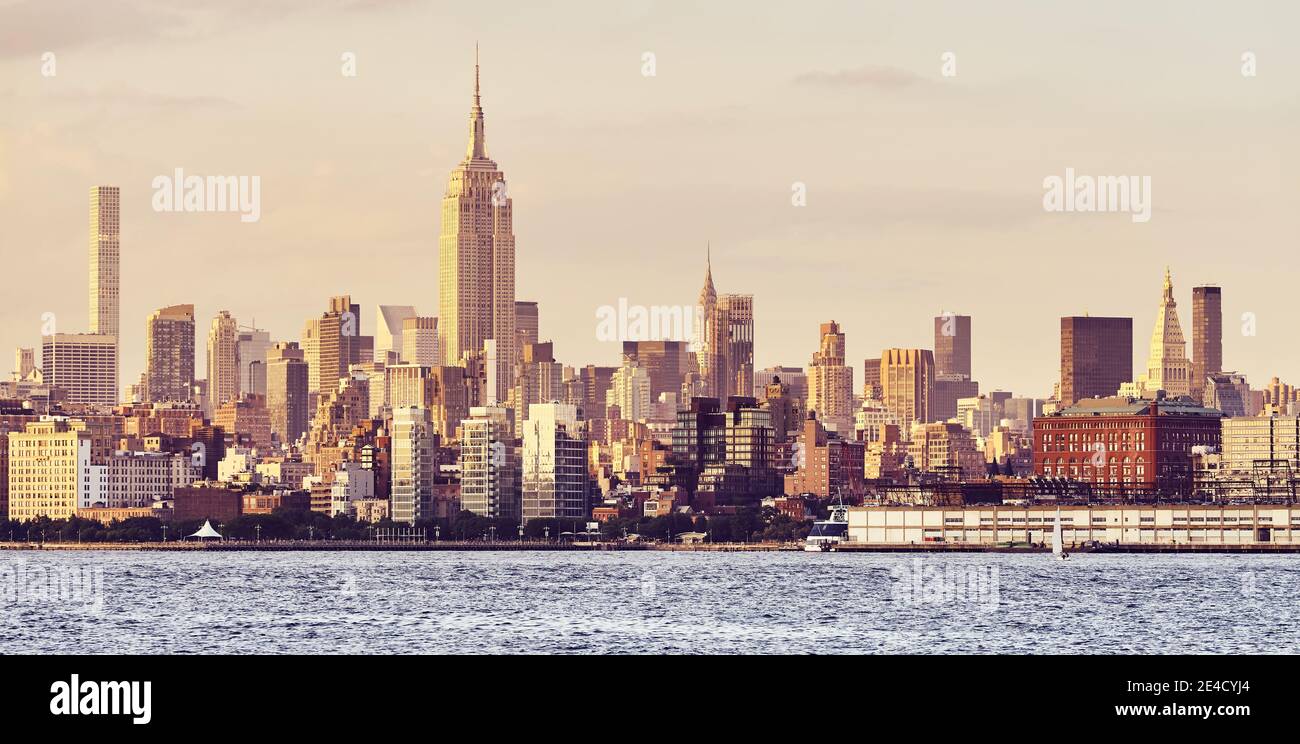 Skyline von New York City bei goldenem Sonnenuntergang, farbiges Bild, USA. Stockfoto