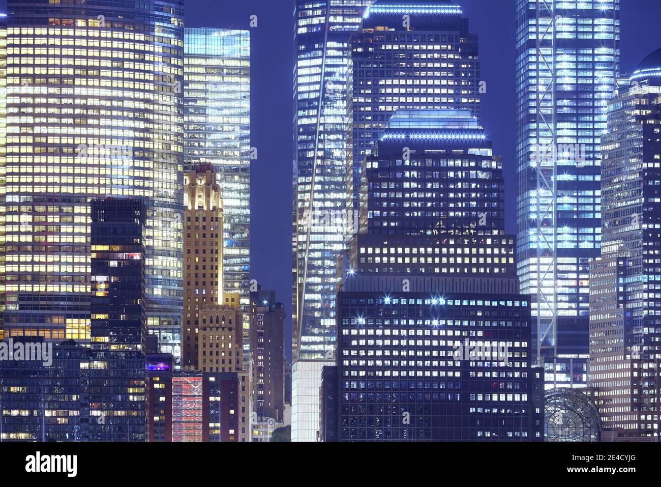 Nahaufnahme von New York City Moderne Gebäude bei Nacht, Farbtonung angewendet, USA. Stockfoto