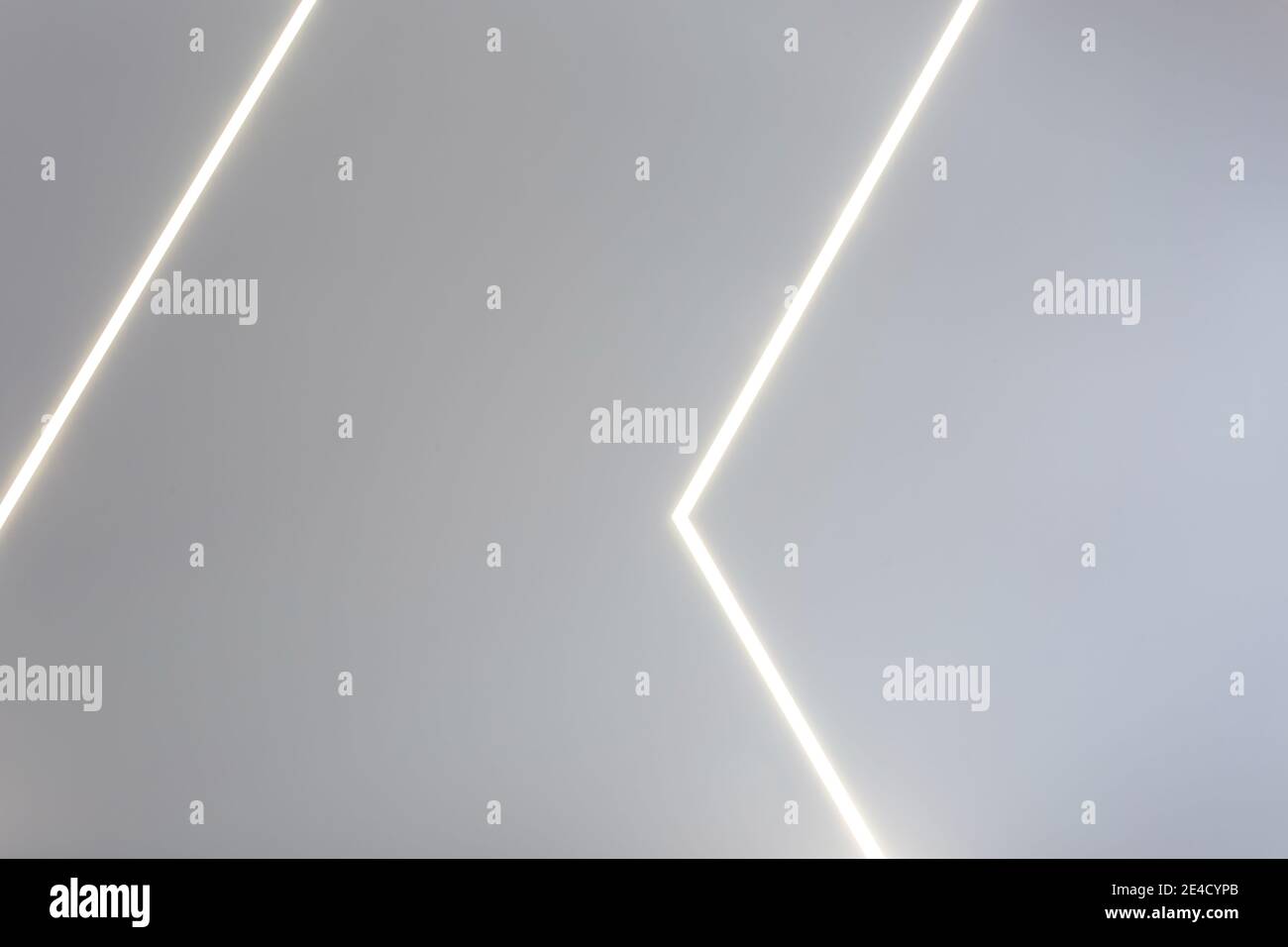 Abgehängte Decke mit Halogenstrahlern und Trockenmauerkonstruktion im leeren Raum in Wohnung oder Haus. Stretchdecke weiß und komplex. Stockfoto
