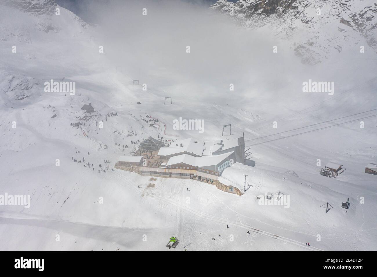 Luftaufnahme des Sonnalpin-Stationsrestaurants bei starkem Schnee Unter Zugspitze Top of Germany Stockfoto