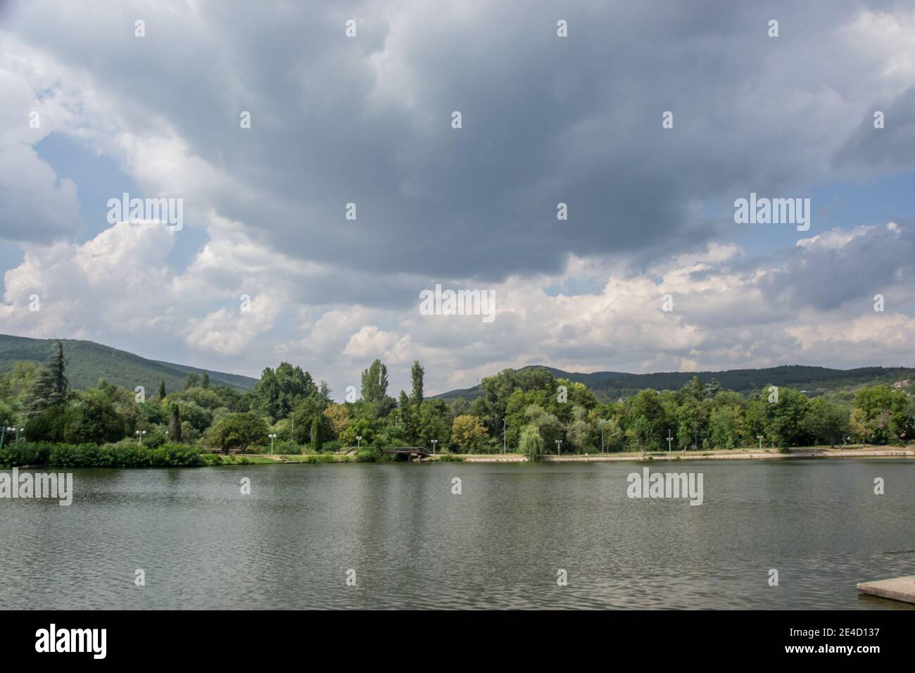 Schöne friedliche Natur, Bäume und Pflanzen auf einem See, Park, Sommersaison, Reflexion im Wasser, Zagorka See, Stara Zagora, Bulgarien Stockfoto