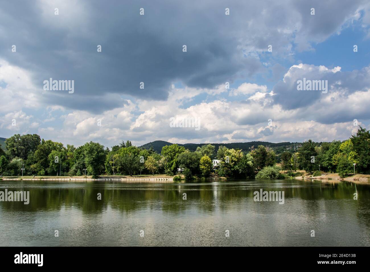 Schöne friedliche Natur, Bäume und Pflanzen auf einem See, Park, Sommersaison, Reflexion im Wasser, Zagorka See, Stara Zagora, Bulgarien Stockfoto