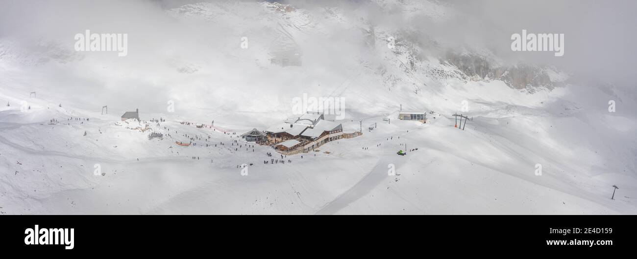 Panorama-Luftaufnahme des Restaurants Sonnalpin im schweren Schnee darunter Zugspitze Top of Germany Stockfoto