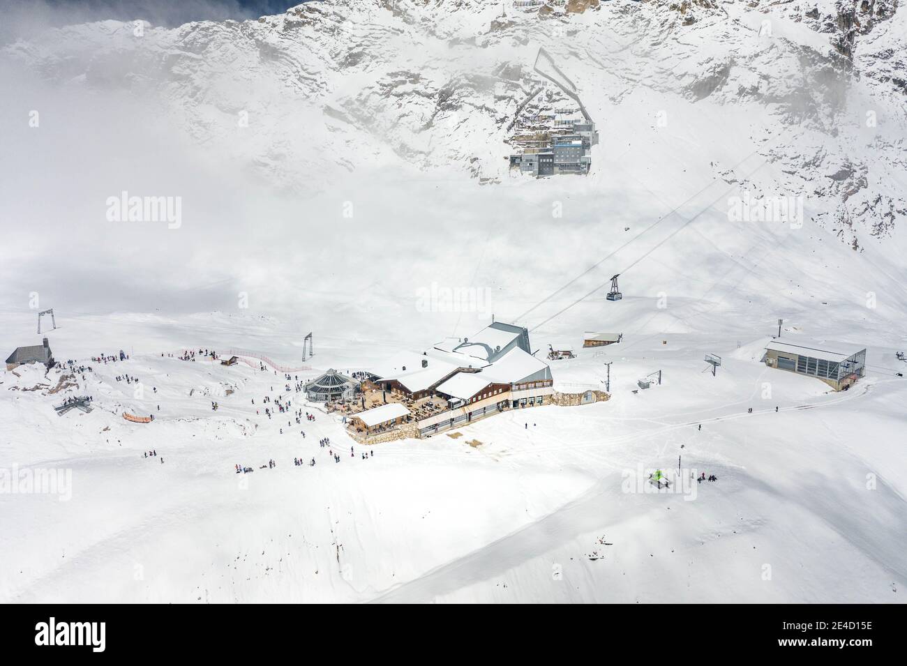 Luftaufnahme des Sonnalpin-Stationsrestaurants bei starkem Schnee Unter Zugspitze Top of Germany Stockfoto