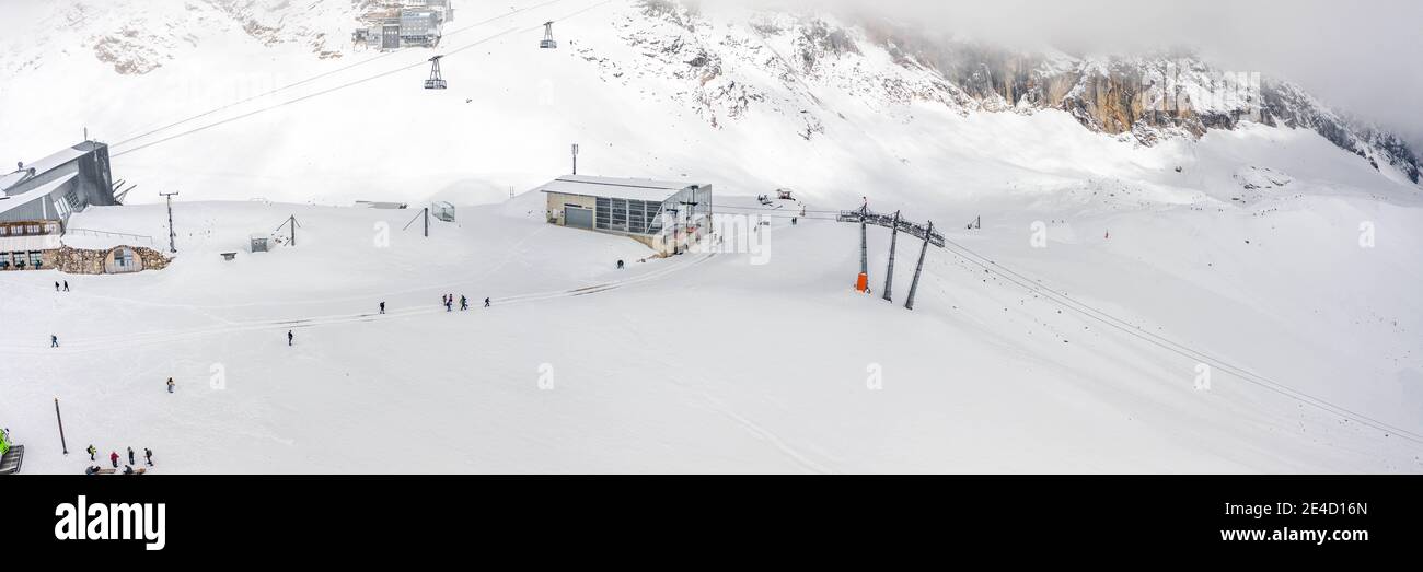 Panorama-Luftaufnahme der Seilbahnstation Sonnalpin unterhalb der Zugspitze Spitze von Deutschland Stockfoto