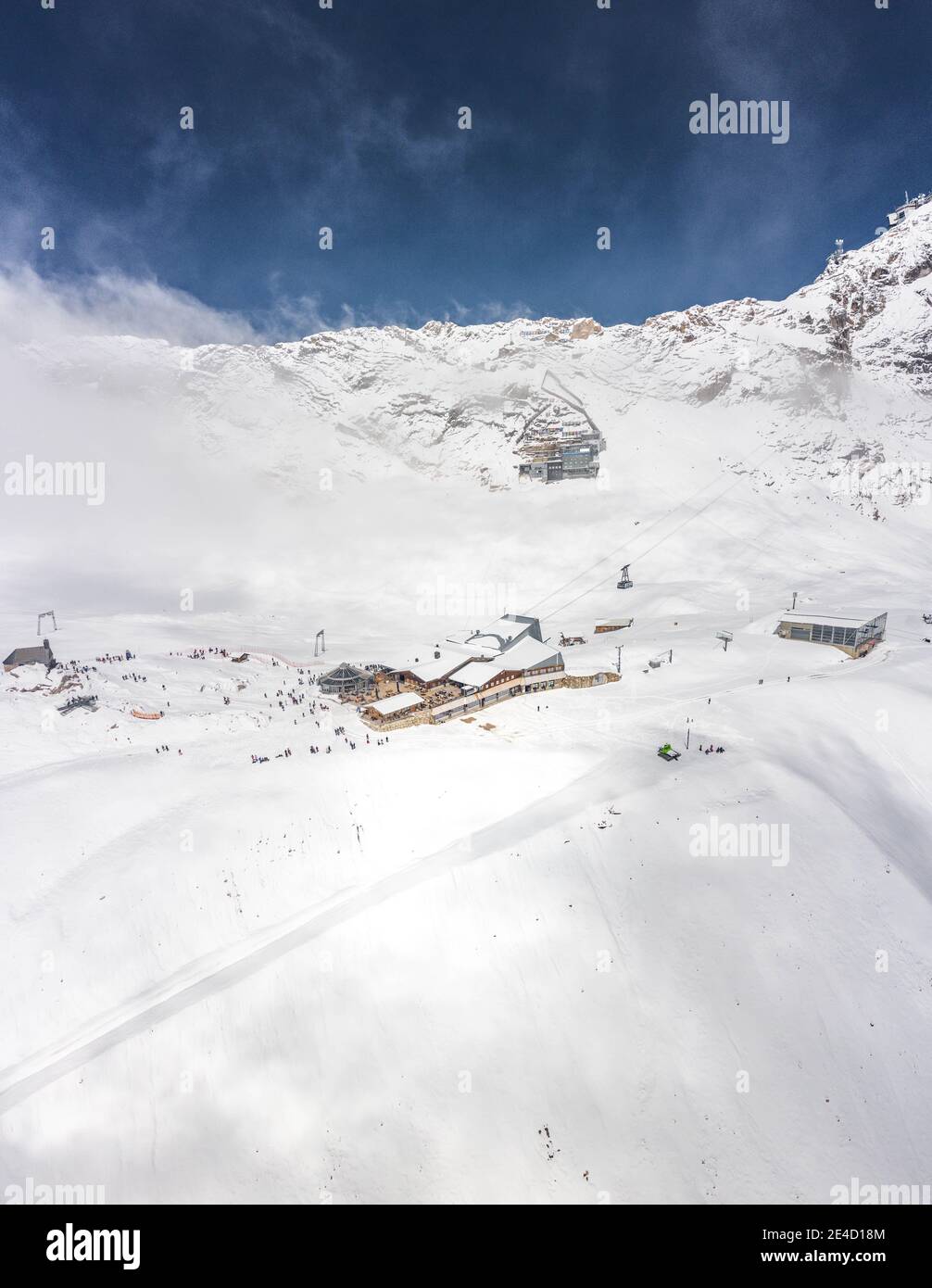 Luftaufnahme des Sonnalpin-Stationsrestaurants bei starkem Schnee Unter Zugspitze Top of Germany Stockfoto