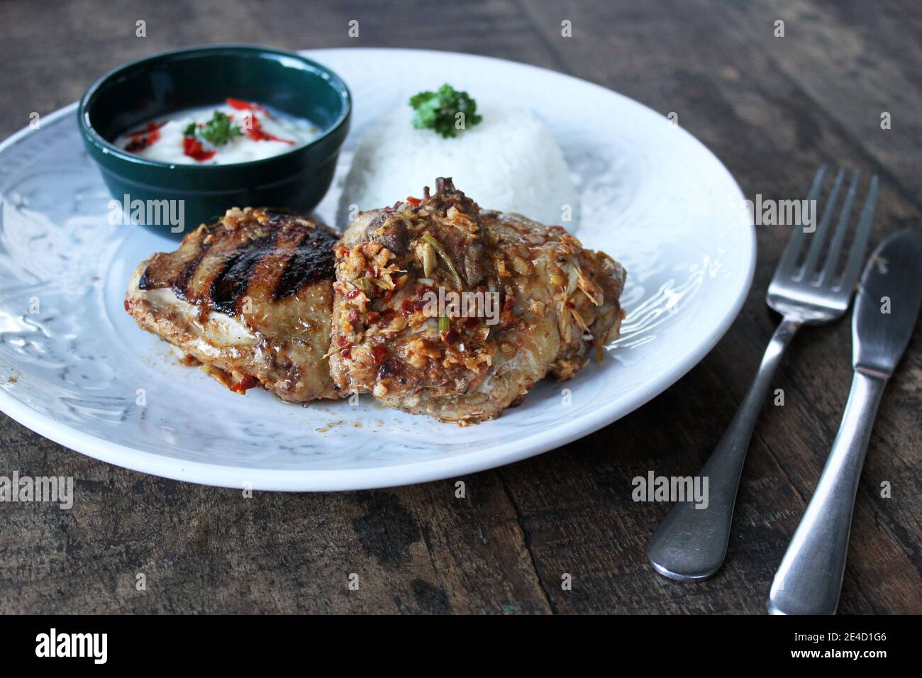 Frango churrasco (portugiesisches Huhn) mit Reis, Joghurt und Chili. Stockfoto