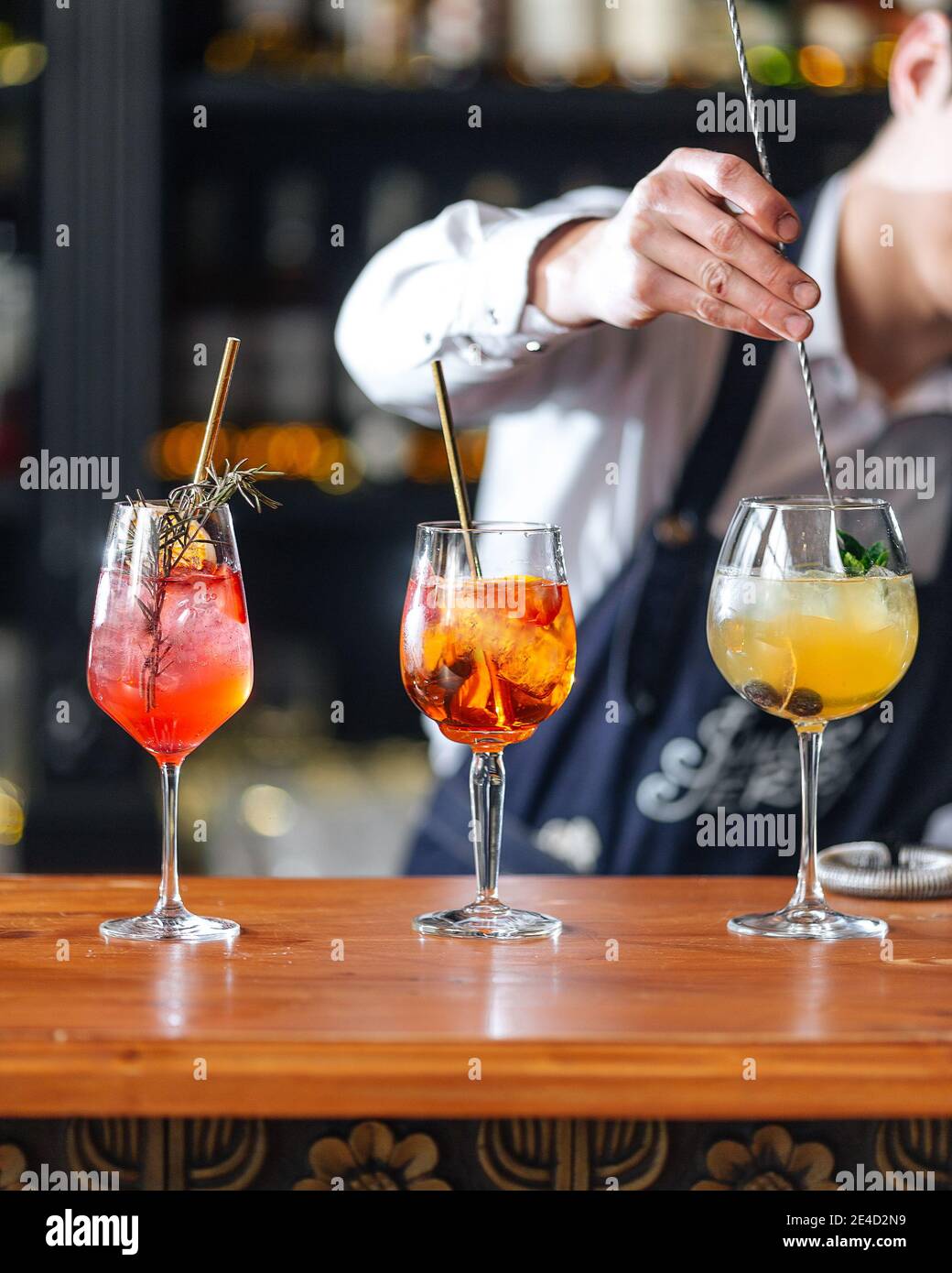 Der Barkeeper macht auf dem Holzschreibtisch alkoholische Fruchtcocktailes Stockfoto