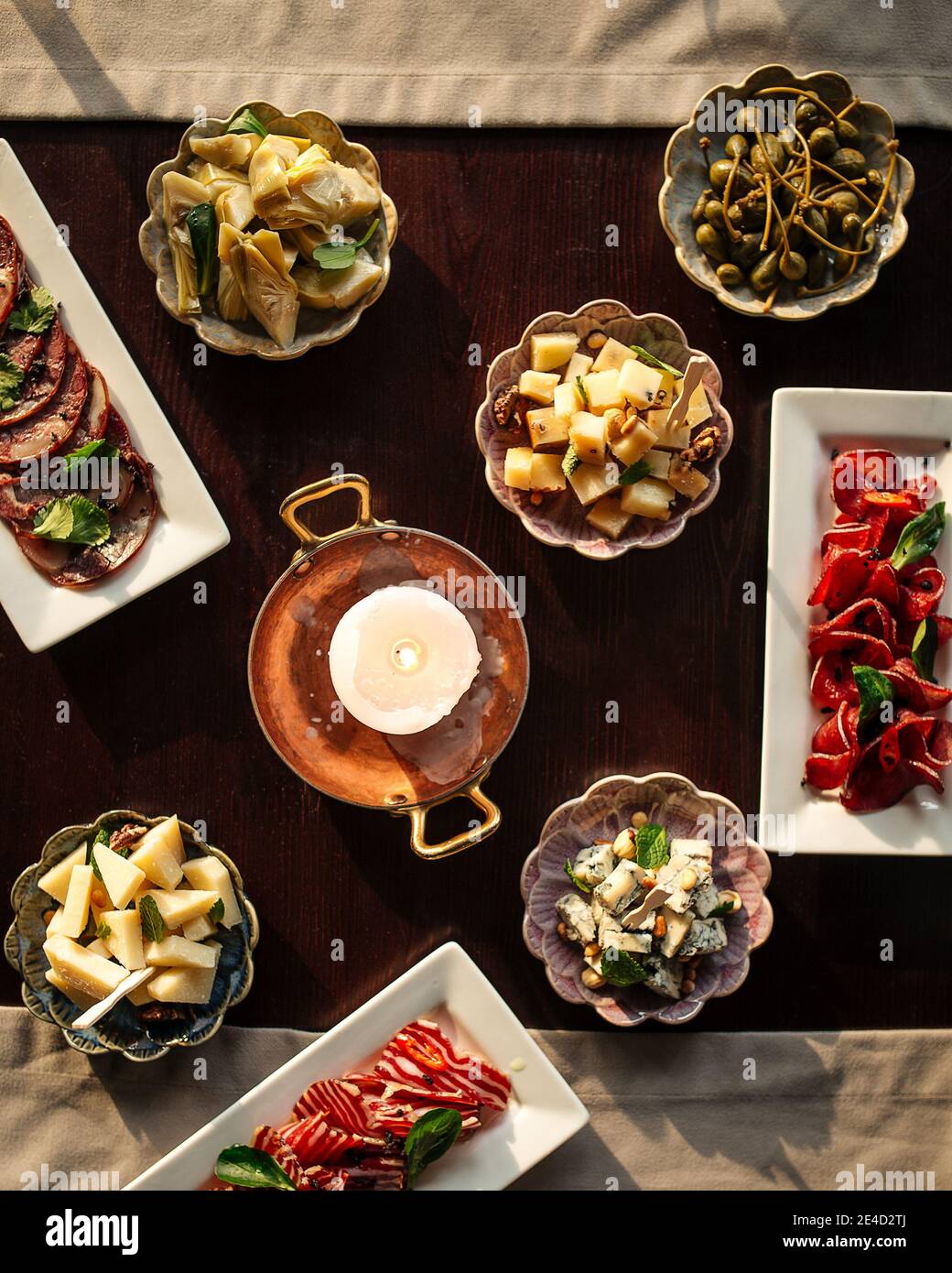 Tisch serviert mit den verschiedenen Gourmet-Vorspeisen Stockfoto