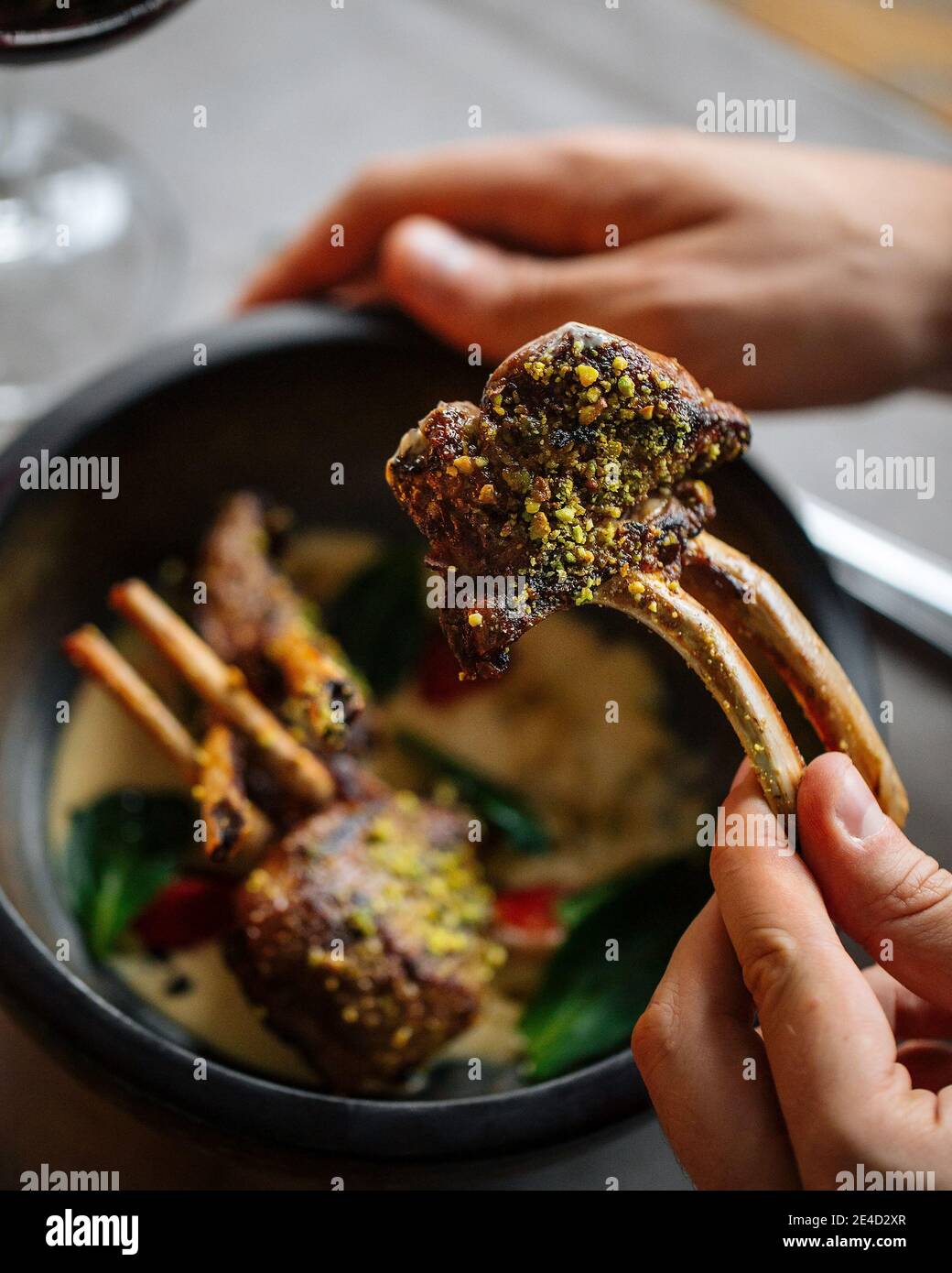 Essen geröstete Lammkrone mit Sauce Stockfoto