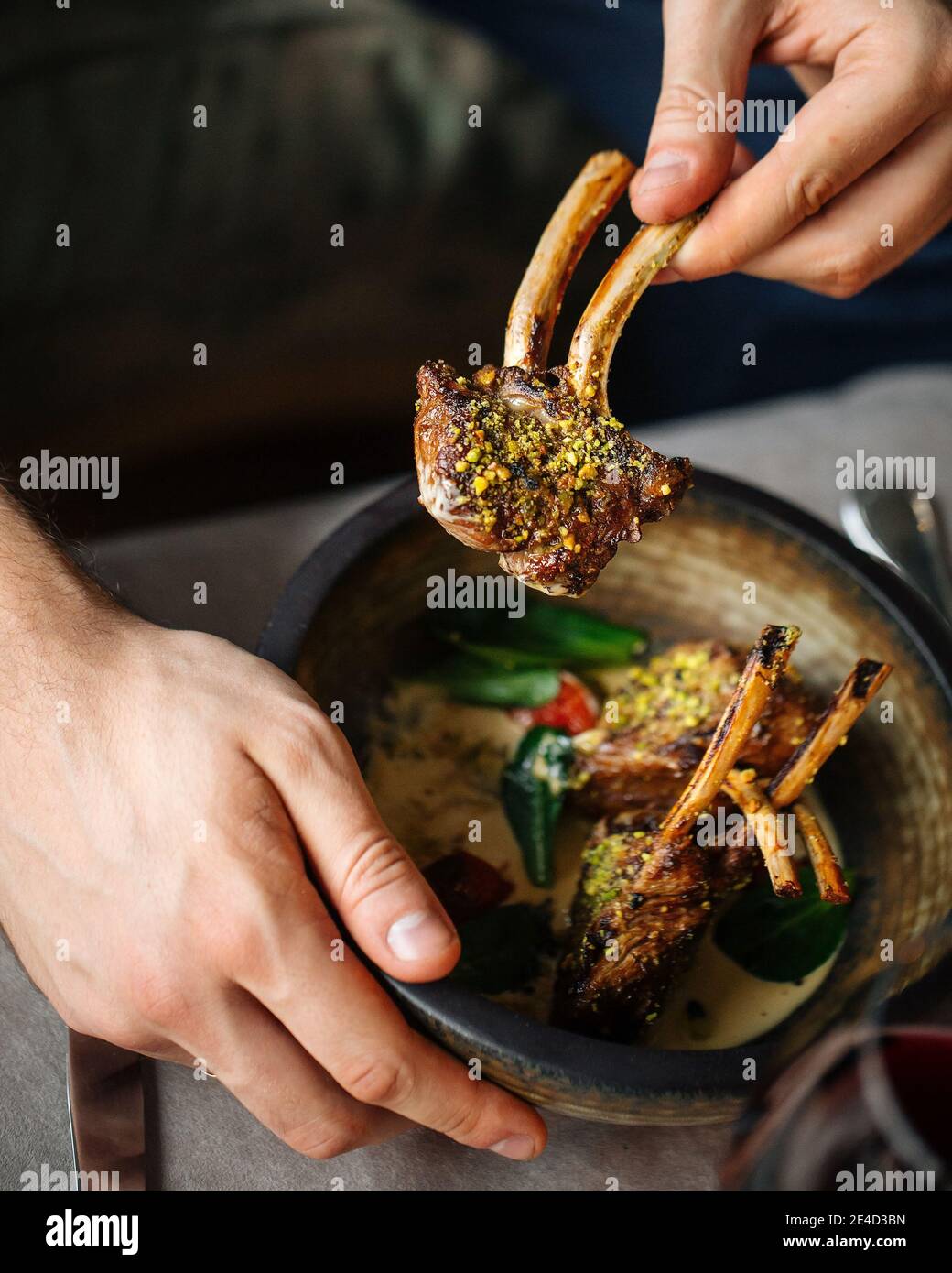 Essen geröstete Lammkrone mit Sauce Stockfoto