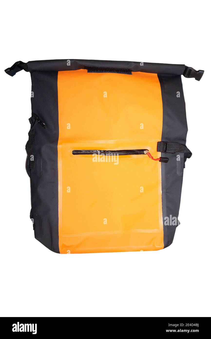 Große rote wasserdichte Rucksack-Trockentasche, sehr wichtiges Zeug für Reisende in Thailand am Strand mit traditionellen thailändischen langen Schwanz Boote Stockfoto