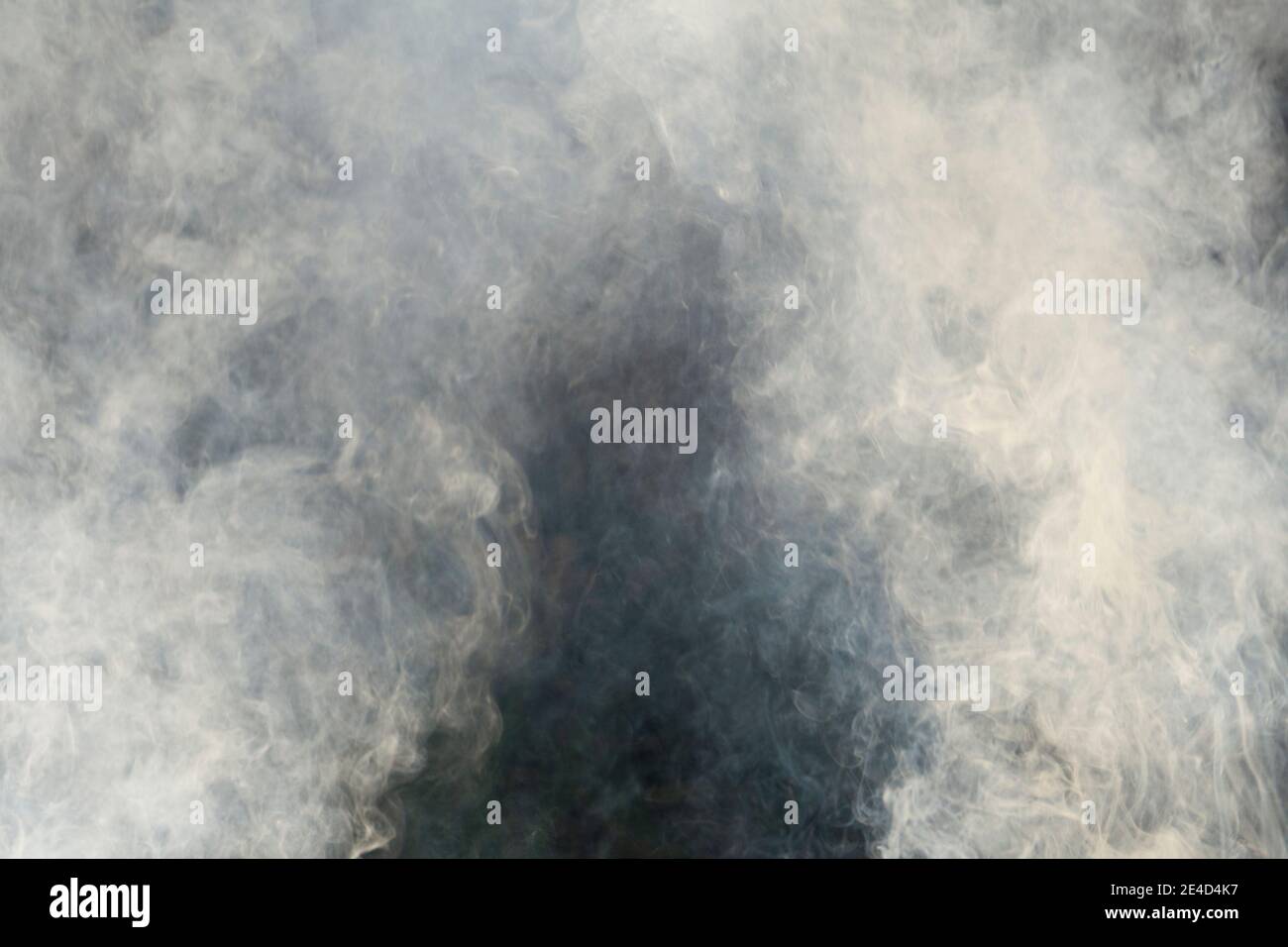 Foto von weißem Rauch auf schwarzem Hintergrund, Foto mit Platz für Werbung, Leerraum für Ihren Werbetext oder Werbeinhalte, Horizont Stockfoto