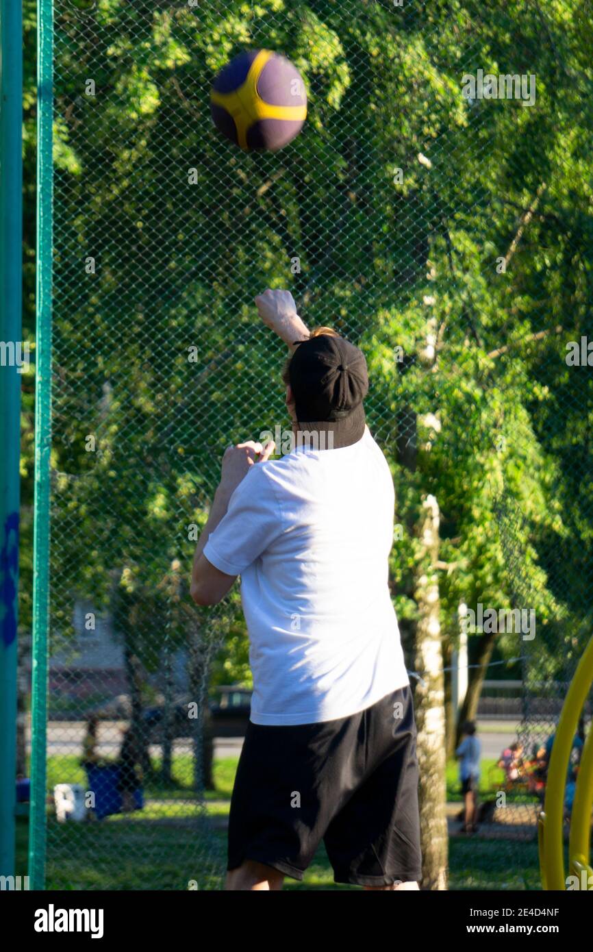Junge männliche Basketballspieler auf schwarzem Hintergrund Stockfoto