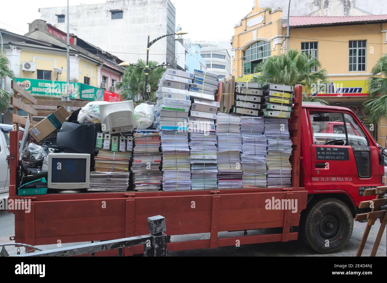 Johor Bahru, Malaysia - Juli, 2015: LKW mit großen Stapel von Papieren und anderen Bürosachen wie Monitoren und Dokumenten Stockfoto