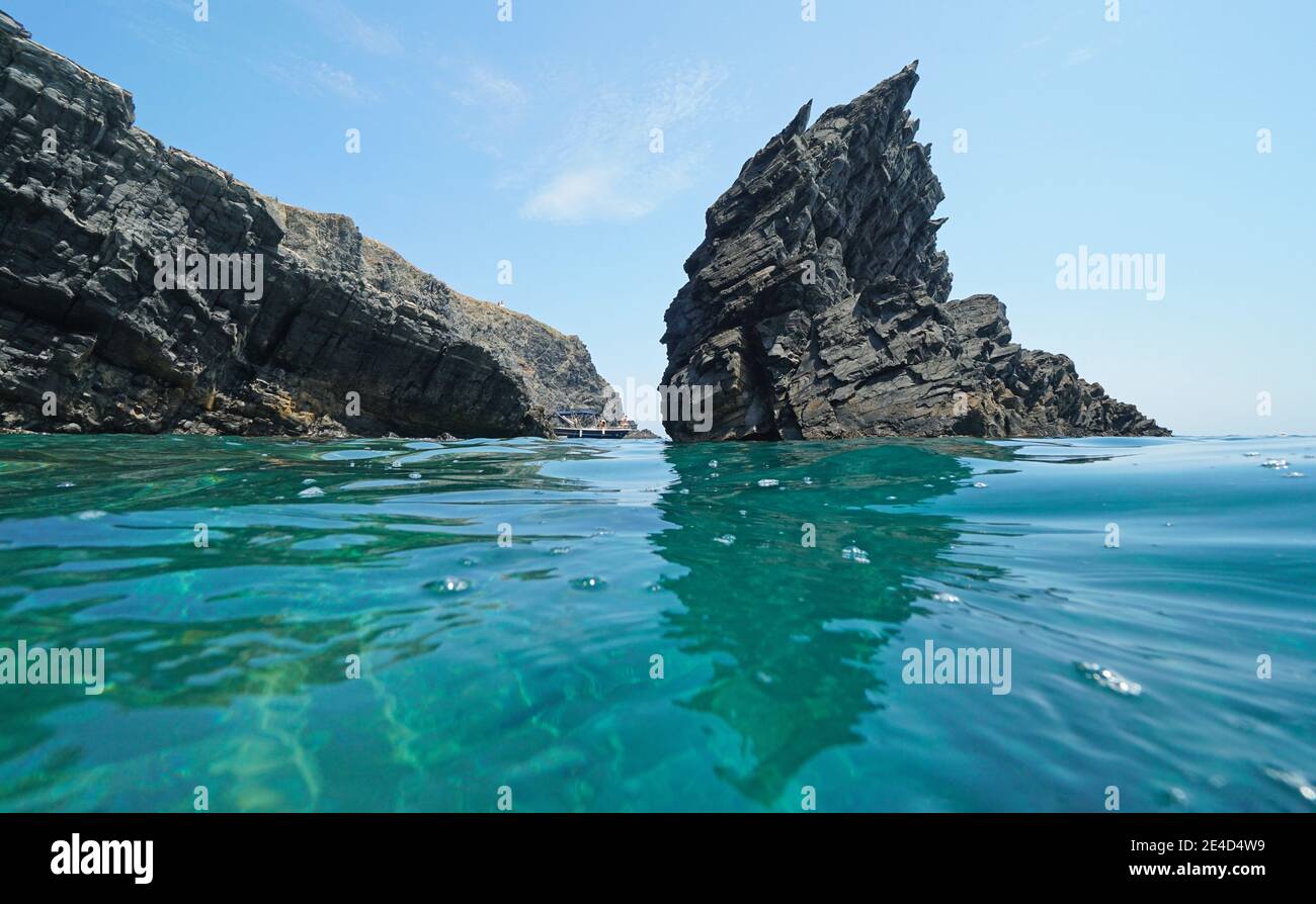 Zerklüfteter Fels und felsige Küste von der Wasseroberfläche aus gesehen, Mittelmeer, Cap Cerbere an der Grenze zwischen Spanien und Frankreich Stockfoto