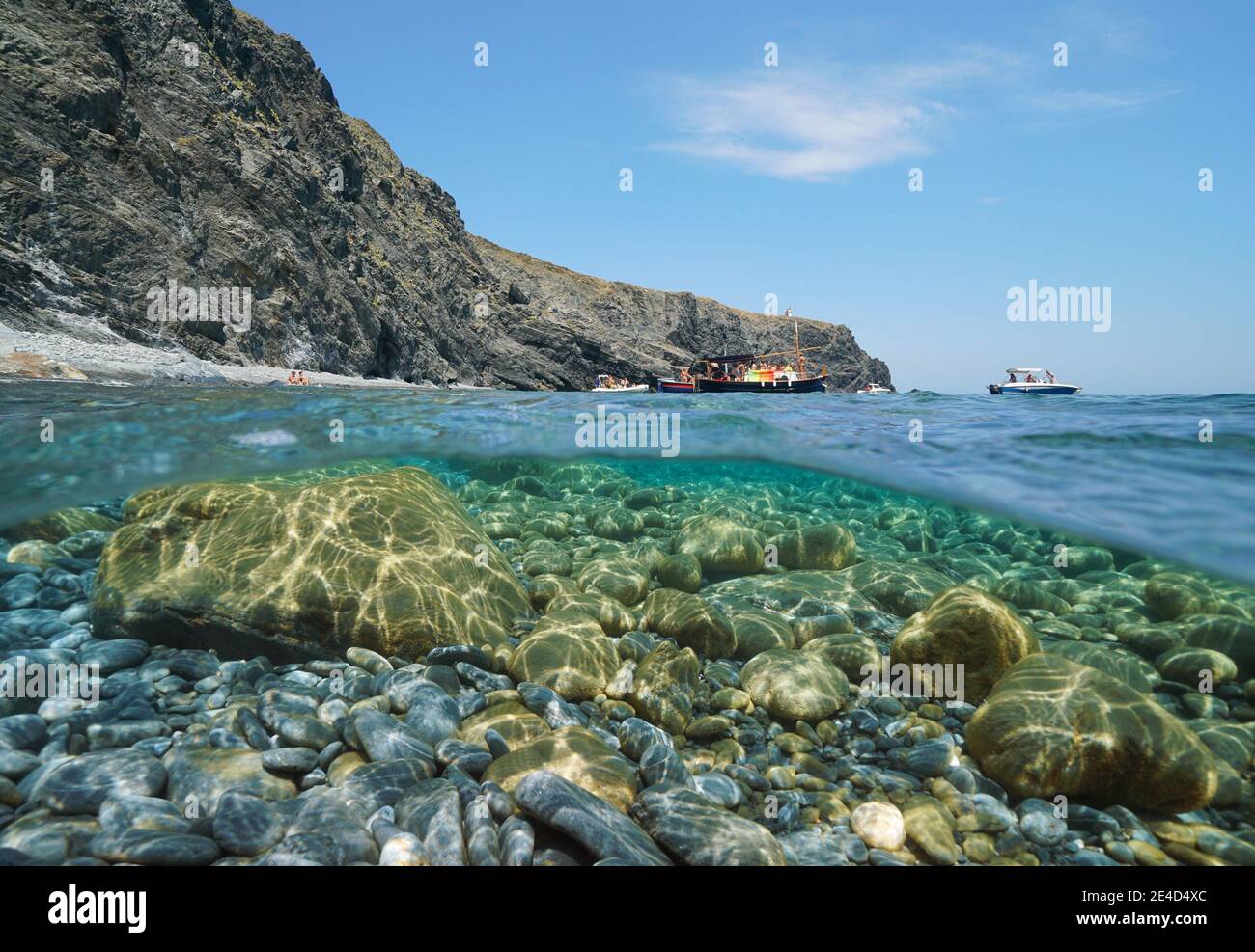 Mittelmeer, Felsküste mit Booten und Kieselsteinen mit Felsen unter Wasser, Split Blick über unter Wasser, Cap Cerbere zwischen Spanien und Frankreich Stockfoto
