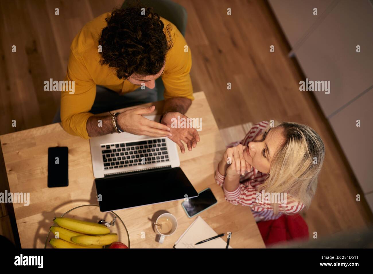 Schönes Paar verbringt Zeit zusammen zu Hause; Bonding Paar Konzept Stockfoto