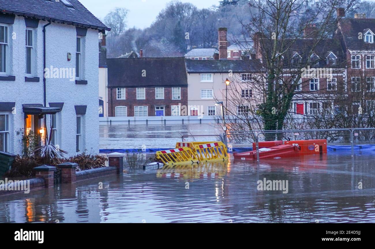 Bewdley, Großbritannien. Januar 2021. Die verheerenden Nachwirkungen von Storm Christoph sind heute zu spüren, als der Fluss Severn in der Nacht durch die Hochwasserbarrieren am Beale's Corner in Bewdley platzte. Kredit: Lee Hudson/Alamy Live Nachrichten Stockfoto