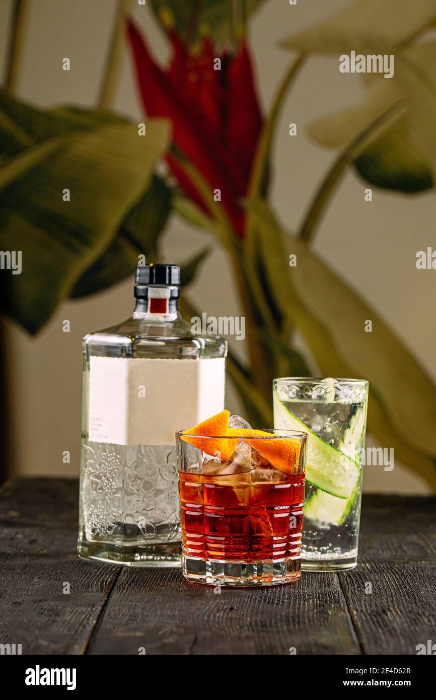Seitenansicht auf Gin Cocktails in Gläsern mit Flasche Stockfoto