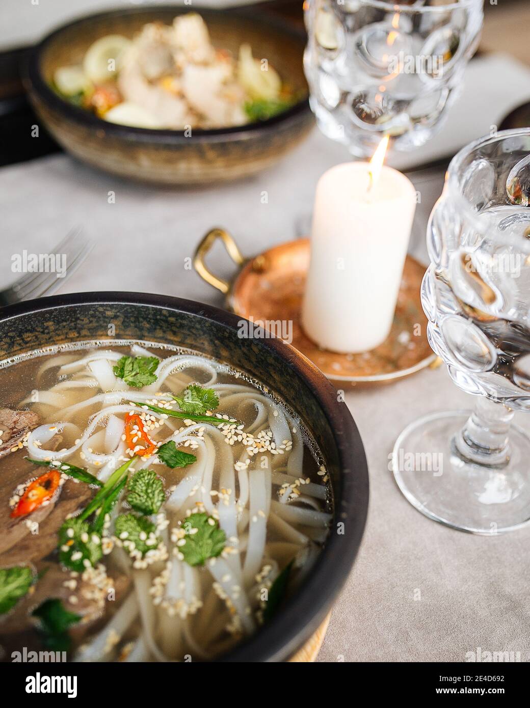 Serviert Tisch mit Pho bo Suppe in einer Schüssel Stockfoto