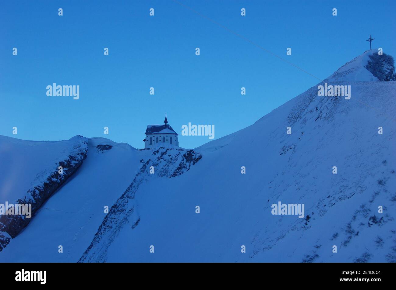 Blaue Farbtöne auf verschneiten Bildern des Pilatus in Swaterzalnd im Winter und klarer blauer Himmel darüber. Kein Fotofilter verwendet. Tageslicht. Stockfoto