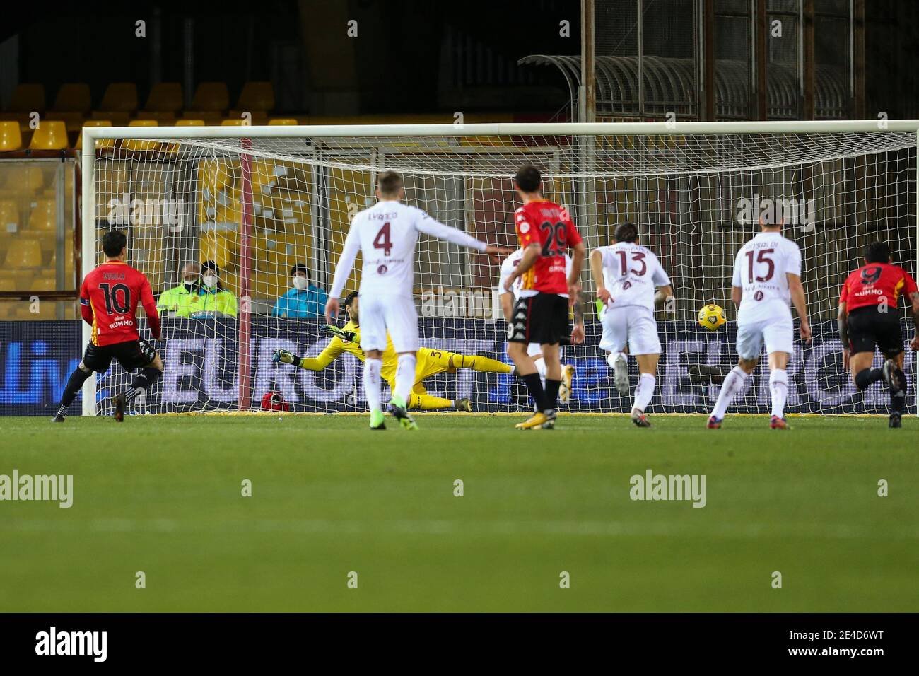 Benevento's italienischer Mittelspieler Nicolas Viola punktet beim Elfmeterschießen im Serie A Fußballspiel Benevento gegen Torino's italienischen Torwart Salvatore Sirigu. Benevento und Torino zeichneten 2-2 Stockfoto