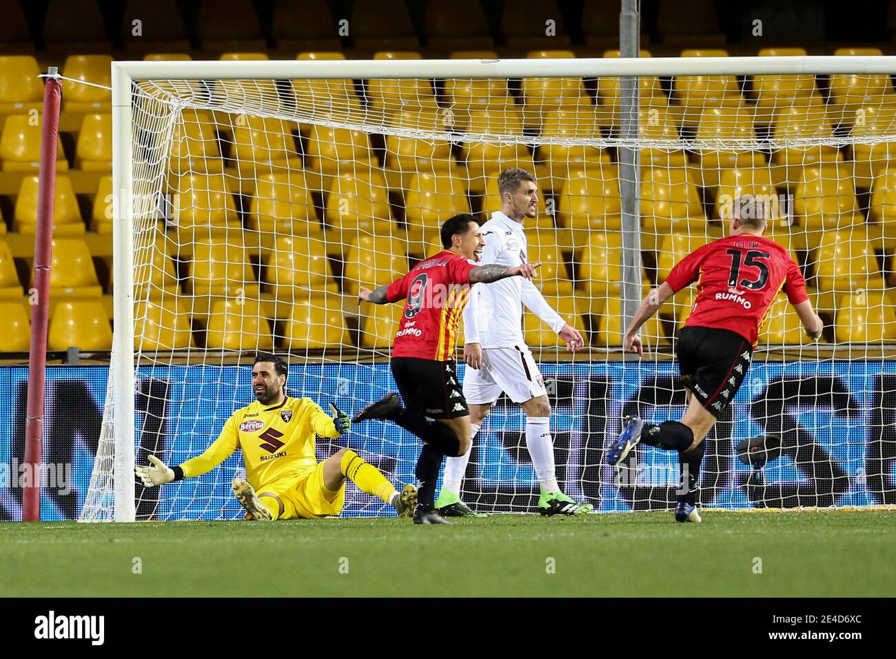 Benevento italienischen Stürmer Gianluca Lapadula feiert nach einem Tor während der Serie A Fußballspiel Benevento vs Torino. Benevento und Torino zeichneten 2-2 Stockfoto