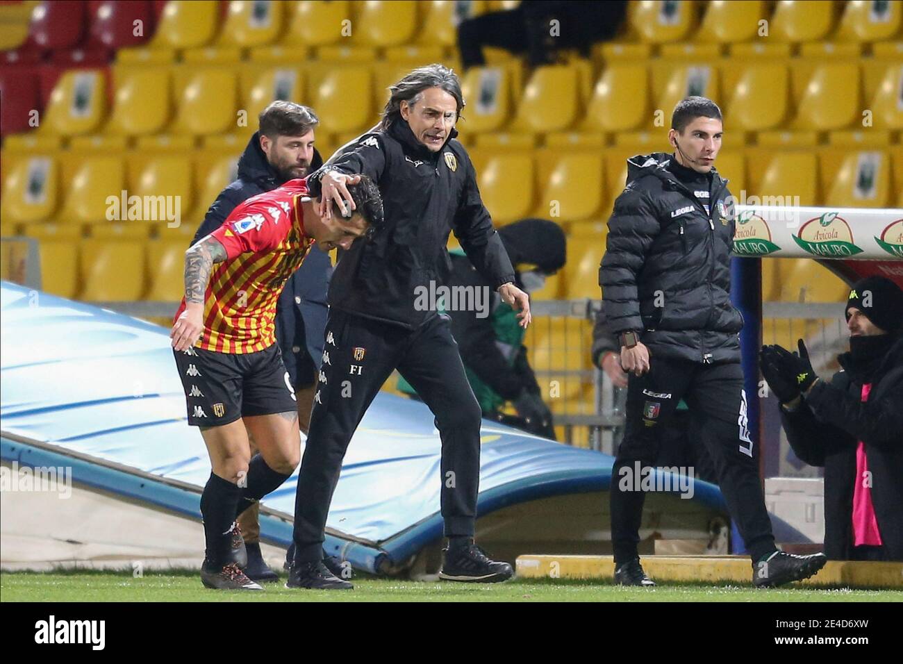 Benevento italienischen Stürmer Gianluca Lapadula feiert nach einem Tor mit Benevento italienischen Trainer Filippo Inzaghi während der Serie A Fußballspiel Benevento gegen Turin. Benevento und Torino zeichneten 2-2 Stockfoto