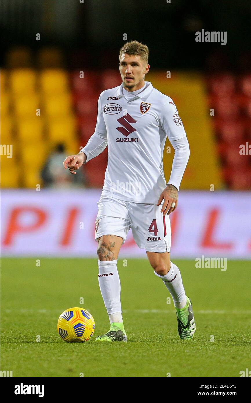 Torinos brasilianischer Verteidiger Lyanco kontrolliert den Ball während des Serie-A-Fußballspiels Benevento gegen Torino. Benevento und Torino zeichneten 2-2 Stockfoto