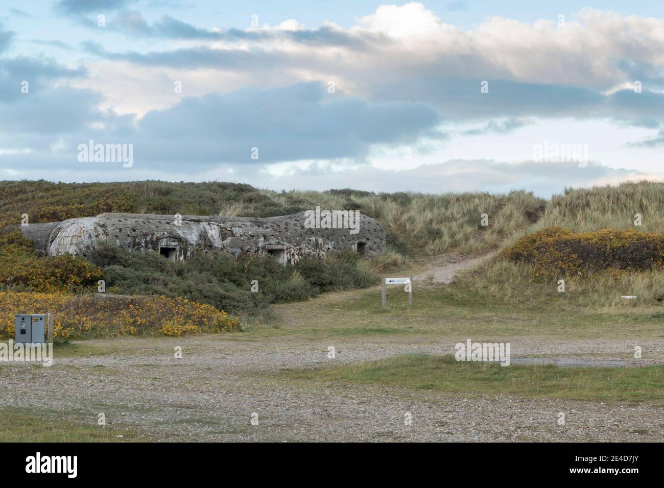 Thyboron, Dänemark - 23. Oktober 2020: Historischer Bunker an Dänemarks Westküste bei Hanstholm Stockfoto