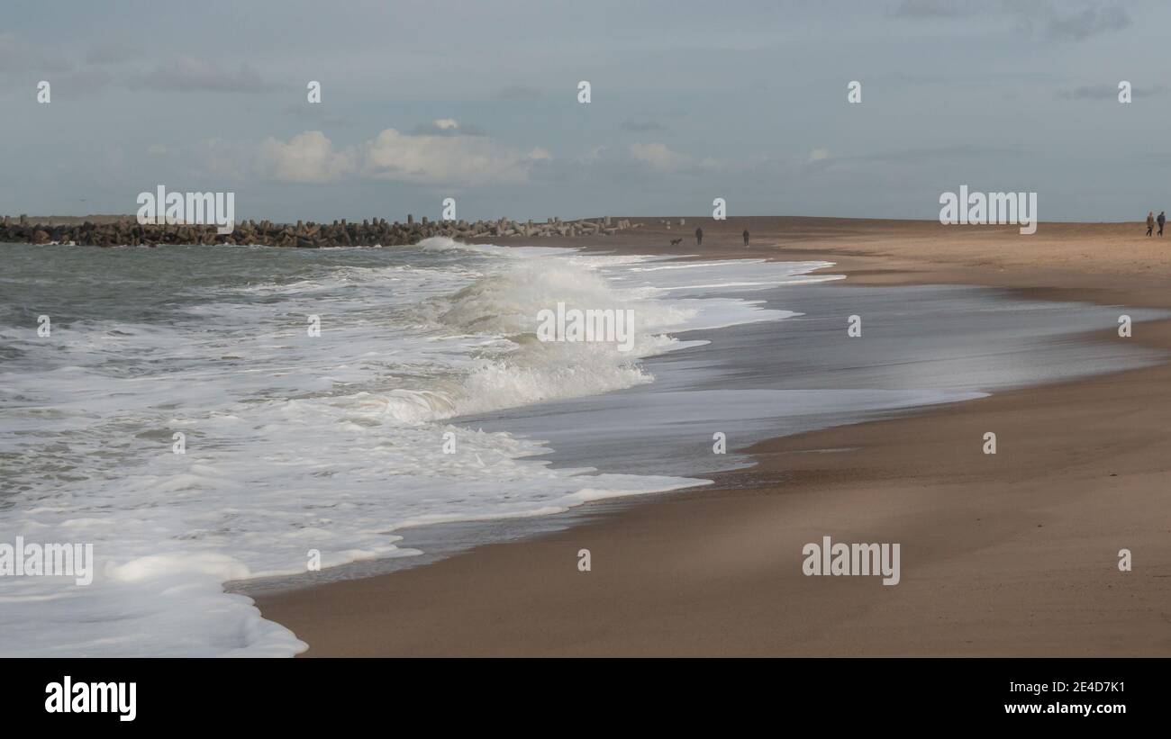 Thyboron, Dänemark - 23. Oktober 2020: Küstenlinie bei Thyboron an der dänischen Westküste, schöner Sandstrand, Menschen am Strand, Wolken am Himmel, w Stockfoto