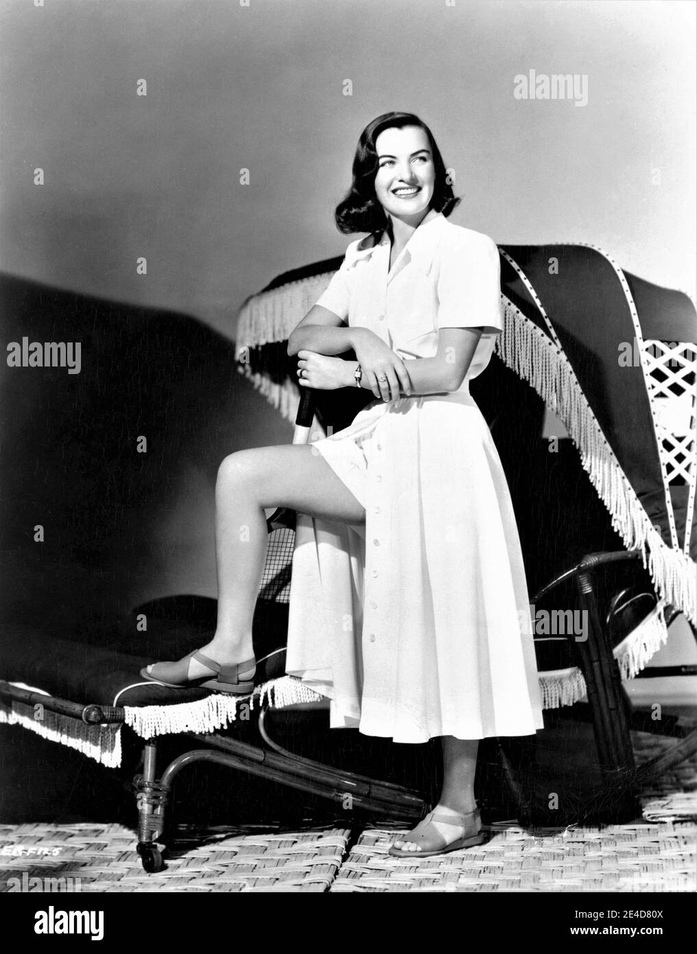 ELLA RAINES um 1945 Publicity Pose mit Tennisschläger und Tennis Outfit Werbung für Universal Pictures Stockfoto
