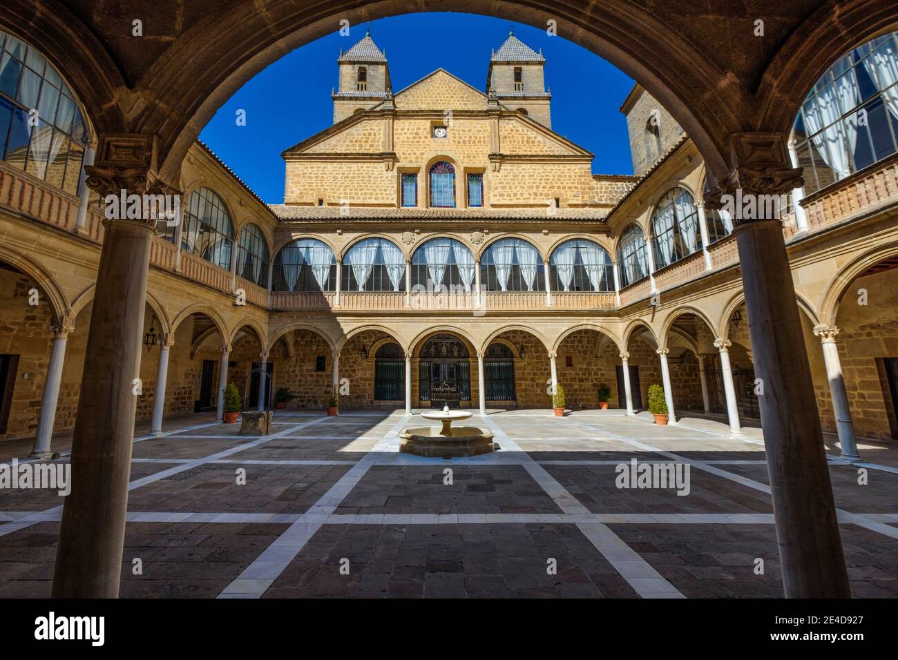 Innenhof des Santiago Hospitals vom Architekten Andres de Vandelvira, Ubeda, UNESCO-Weltkulturerbe. Provinz Jaen, Andalusien, Südspanien EU Stockfoto
